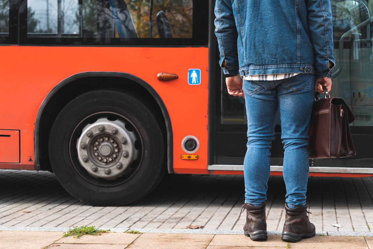 Weil er zu betrunken war, durfte ein 17-Jähriger in Bad Salzungen nicht in einen Bus einsteigen. Und das machte ihn ziemlich wütend... (Symbolbild)