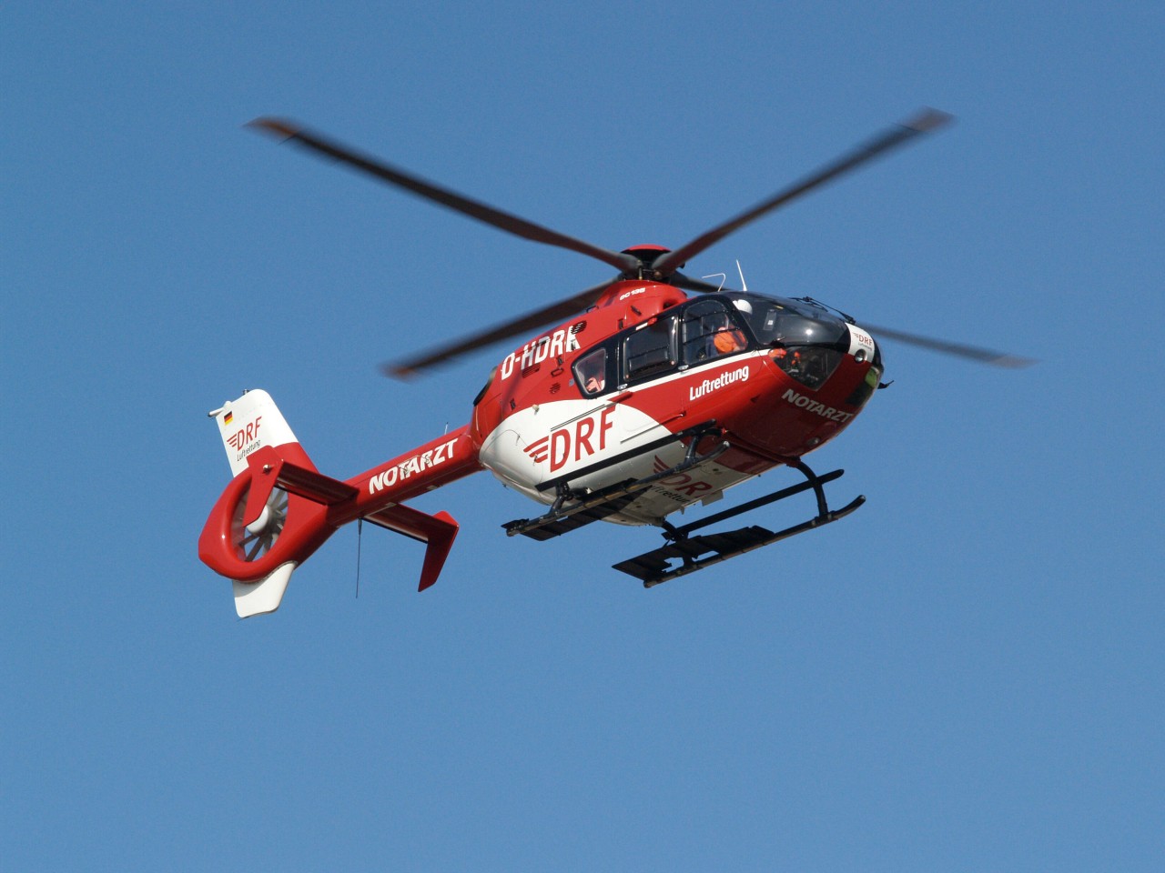 Nach dem tödlichen Unfall im Ilm-Kreis war auch ein Rettungshubschrauber im Einsatz. (Symbolbild)