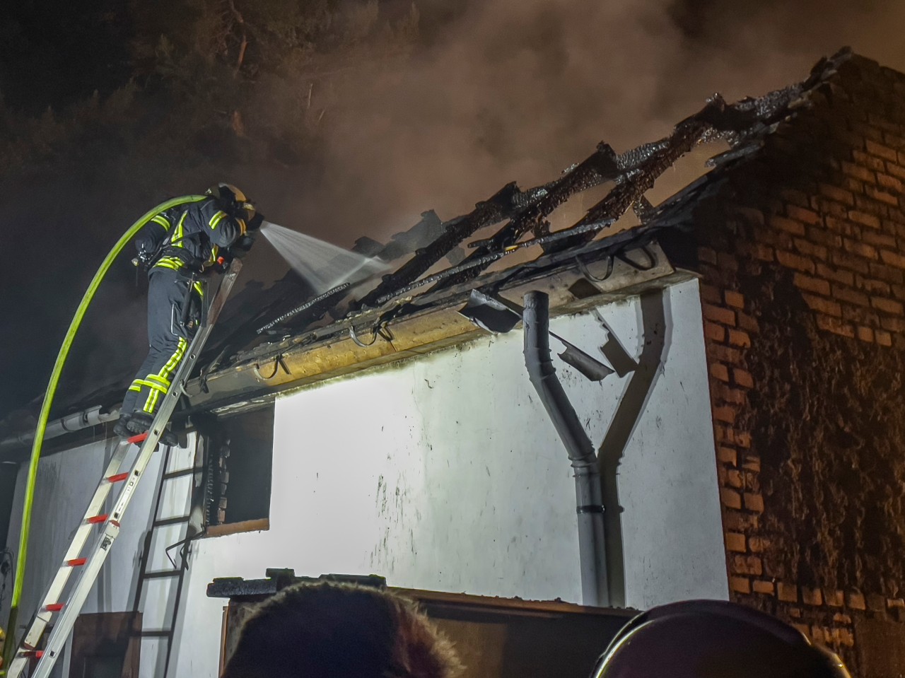 Das Feuer griff auf eine Scheune in Erfurt über – die Feuerwehrleute konnten noch Schlimmeres verhindern.