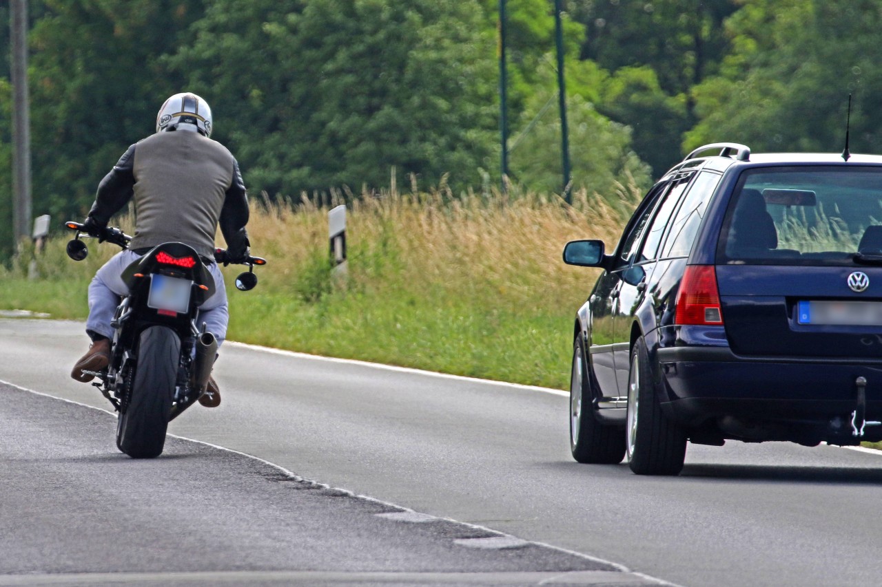 Suhl: Überholmanöver eines Motorradfahrers geht schrecklich schief. (Symbolbild) 