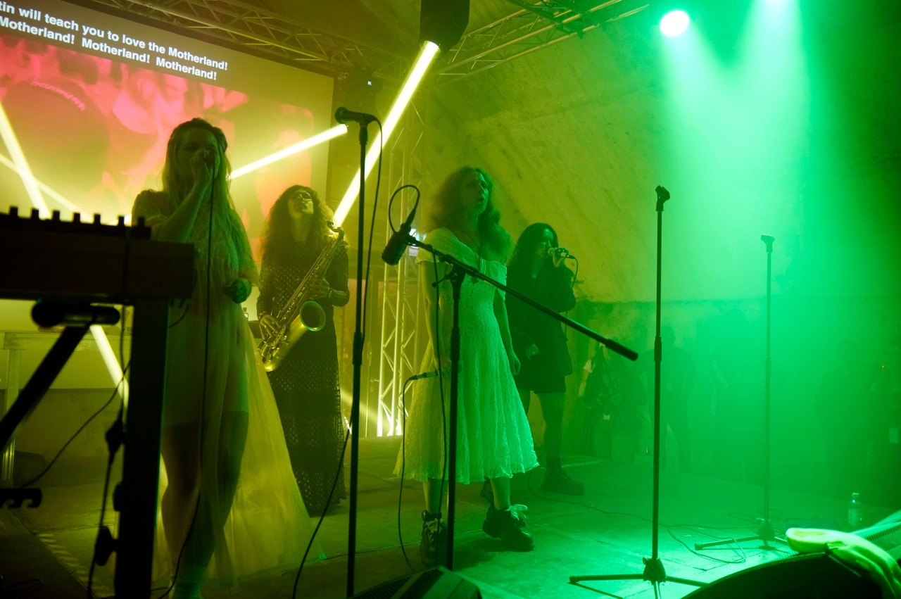 Die russische Band Pussy Riot tritt auf dem Rudolstadt Festival auf. (Archivbild)