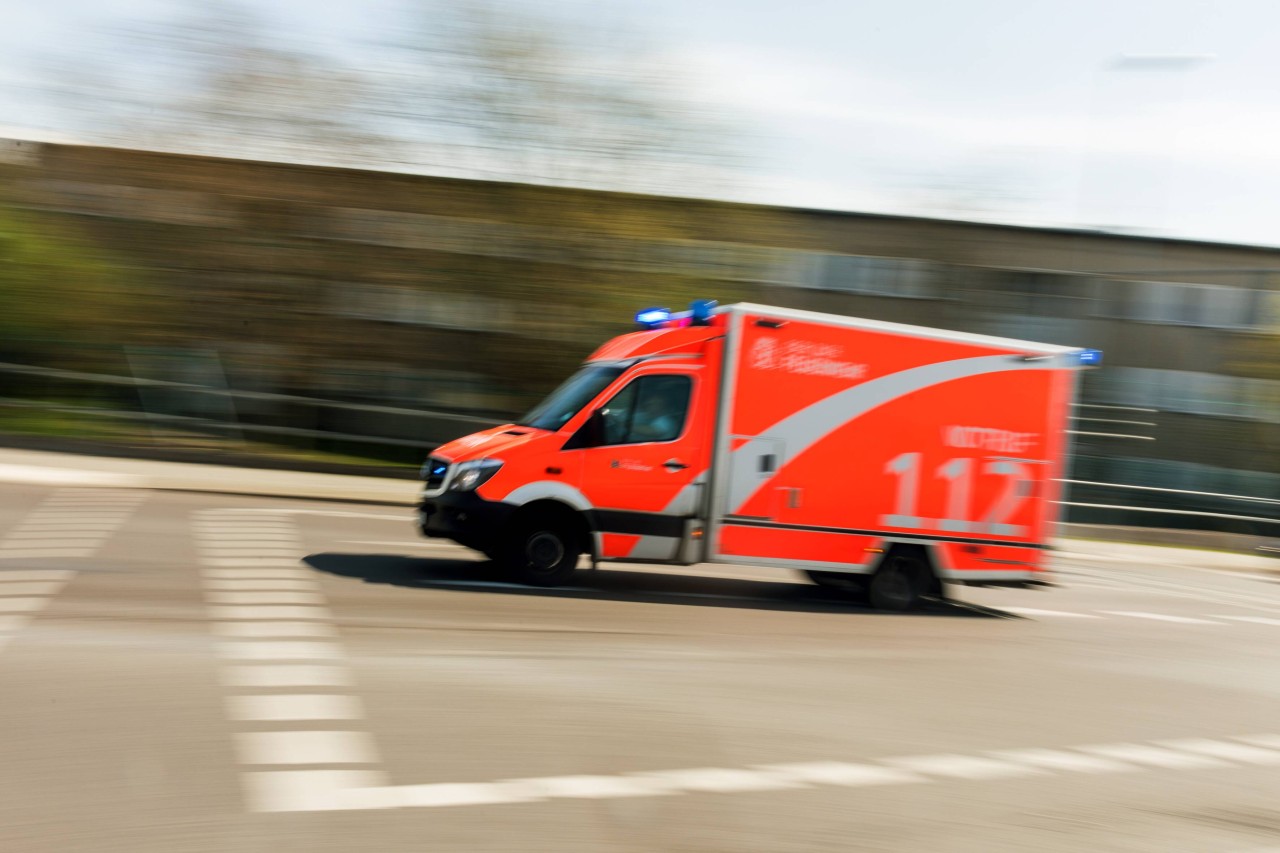 Thüringen: 74-Jähriger verliert die Kontrolle über sein Auto - Ersthelfer und Rettungskräfte eilen sofort herbei, doch dann wird es noch dramatischer. (Symbolbild) 