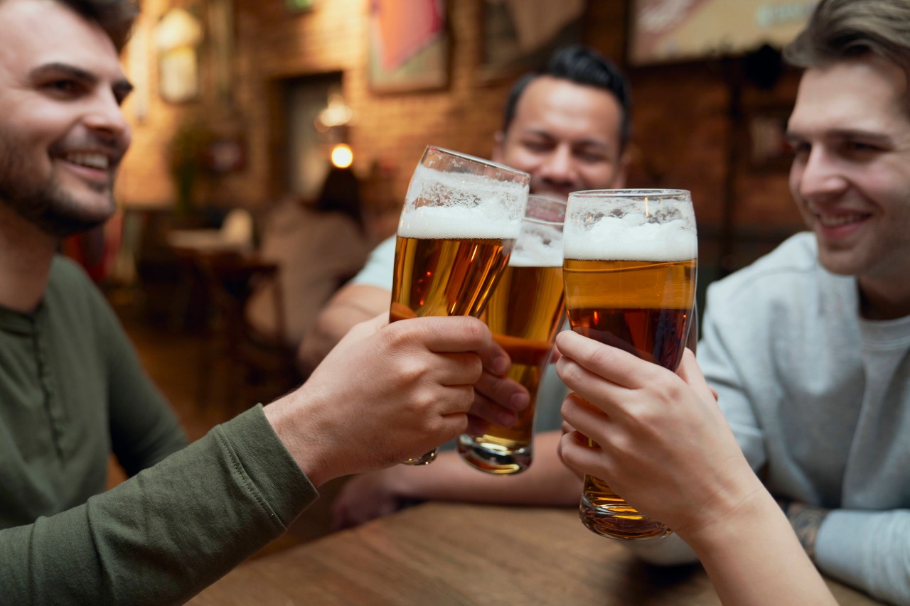 In Thüringen wird vor allem in Gesellschaft getrunken. (Symbolbild)