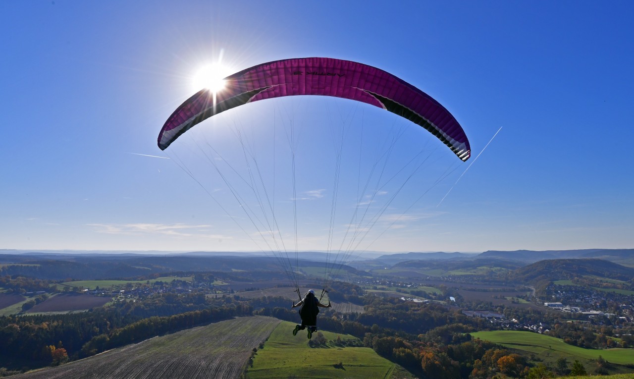 Ein Paraglider ist an der Grenze zu Thüringen abgestürzt (Symbolbild).