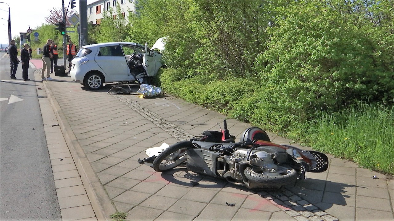 Erfurt: Ein Crash mit einer Straßenbahn endete mit drei Schwerverletzten, darunter ein 5-jähriges Mädchen. 