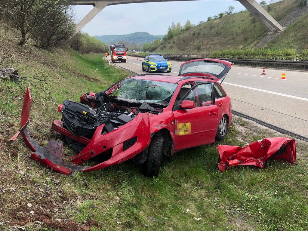 Nach dem Unfall auf der A38 in Thüringen war der Mazda total Schrott. 