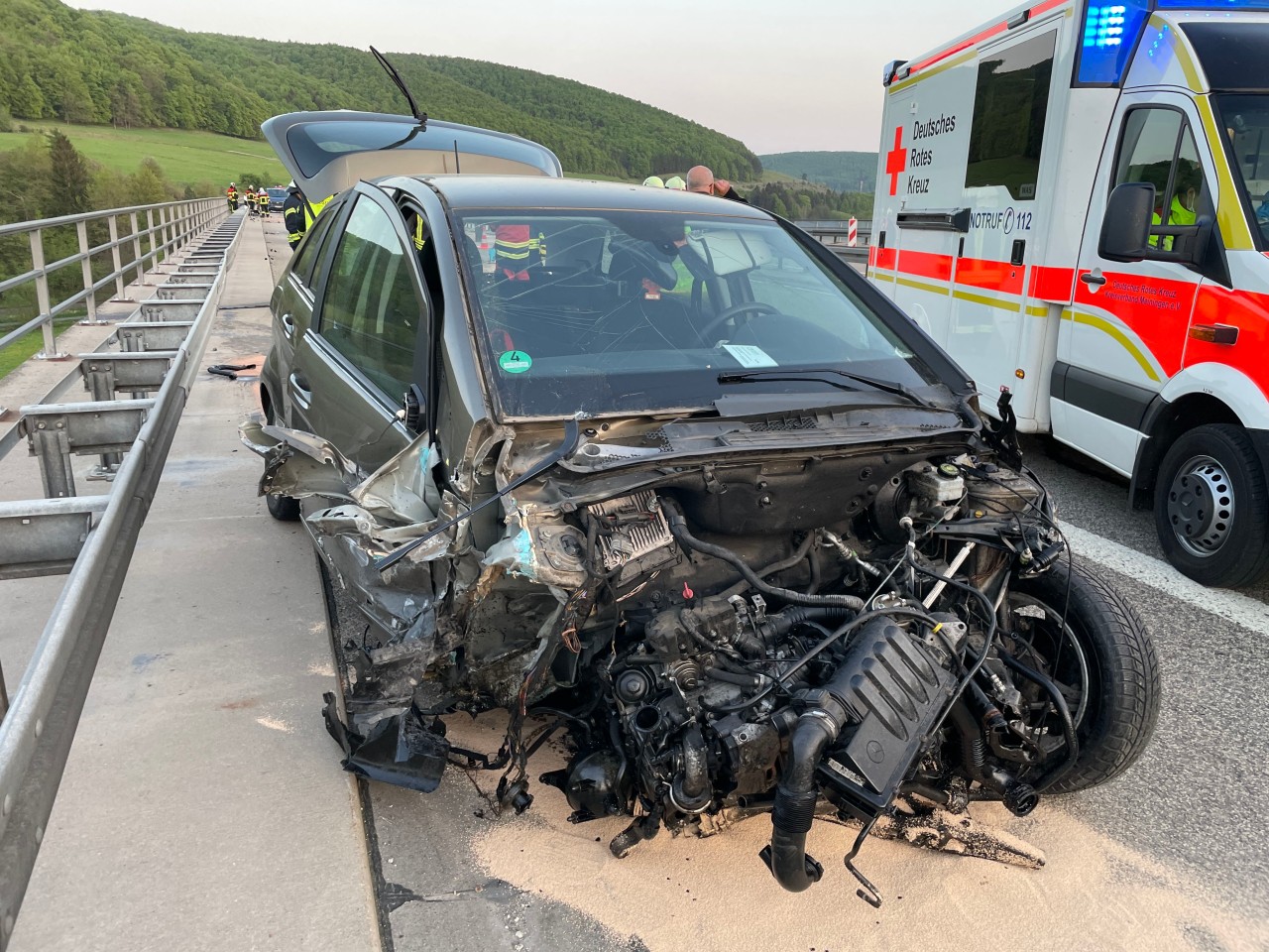 Der Mercedes ist nach dem Unfall auf der A71 in Thüringen komplett Schrott.