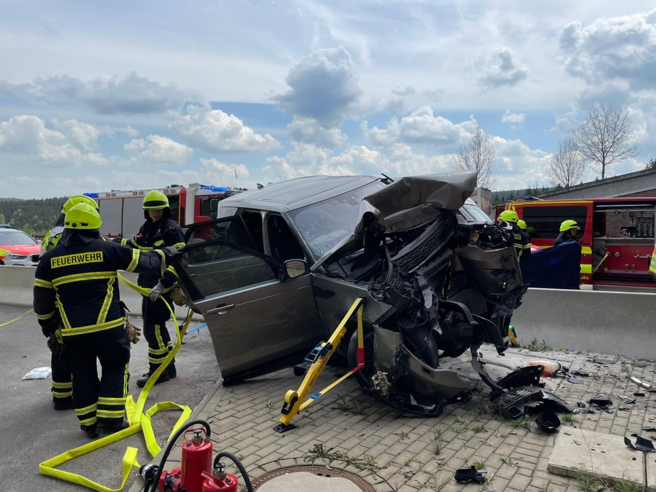 Wie heftig der Crash auf der A71 in Thüringen gewesen sein muss, ist auf dem Bild deutlich zu erkennen