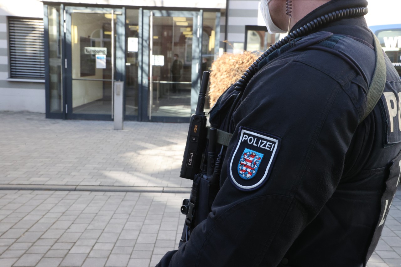 Nach der Verbreitung von Hetz-Plakaten gegen einen Polizisten in Gera ermittelt die Polizei auch intern. (Symbolbild)
