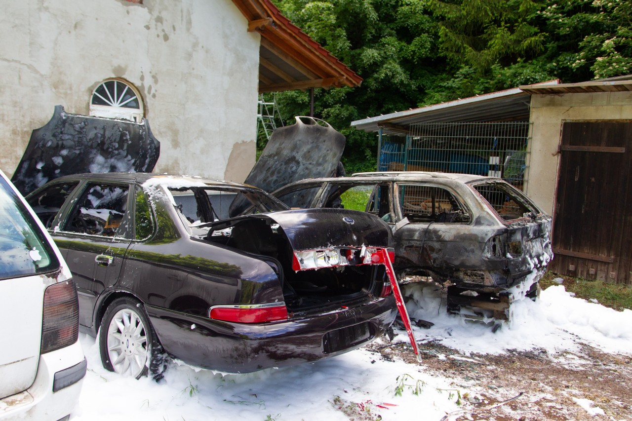 Auch der Schuppen, vor dem die Autos standen, wurde bei dem Brand im Ilm-Kreis beschädigt.