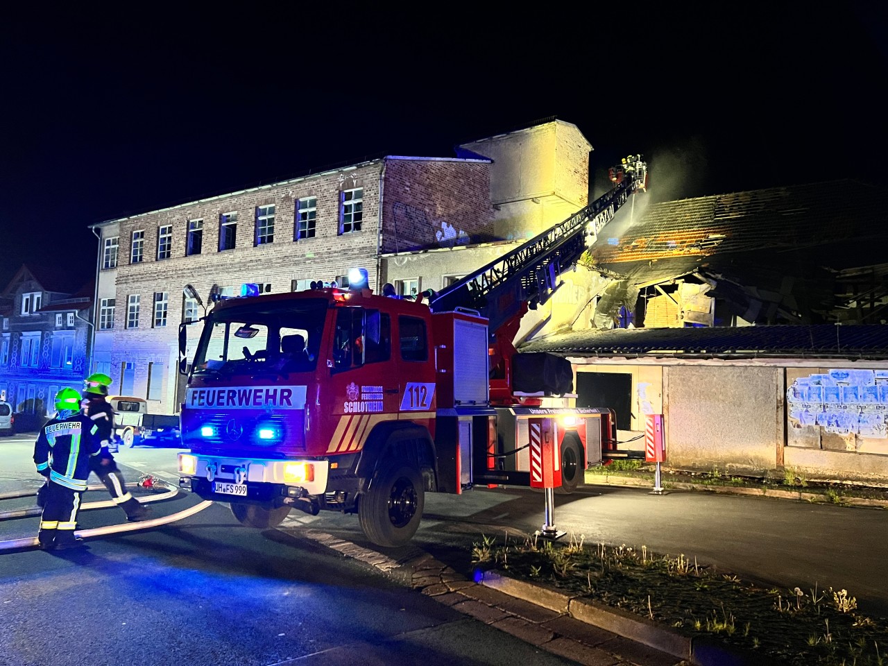 Die Kameraden gingen mit einer Drehleiter gegen die Flammen vor.