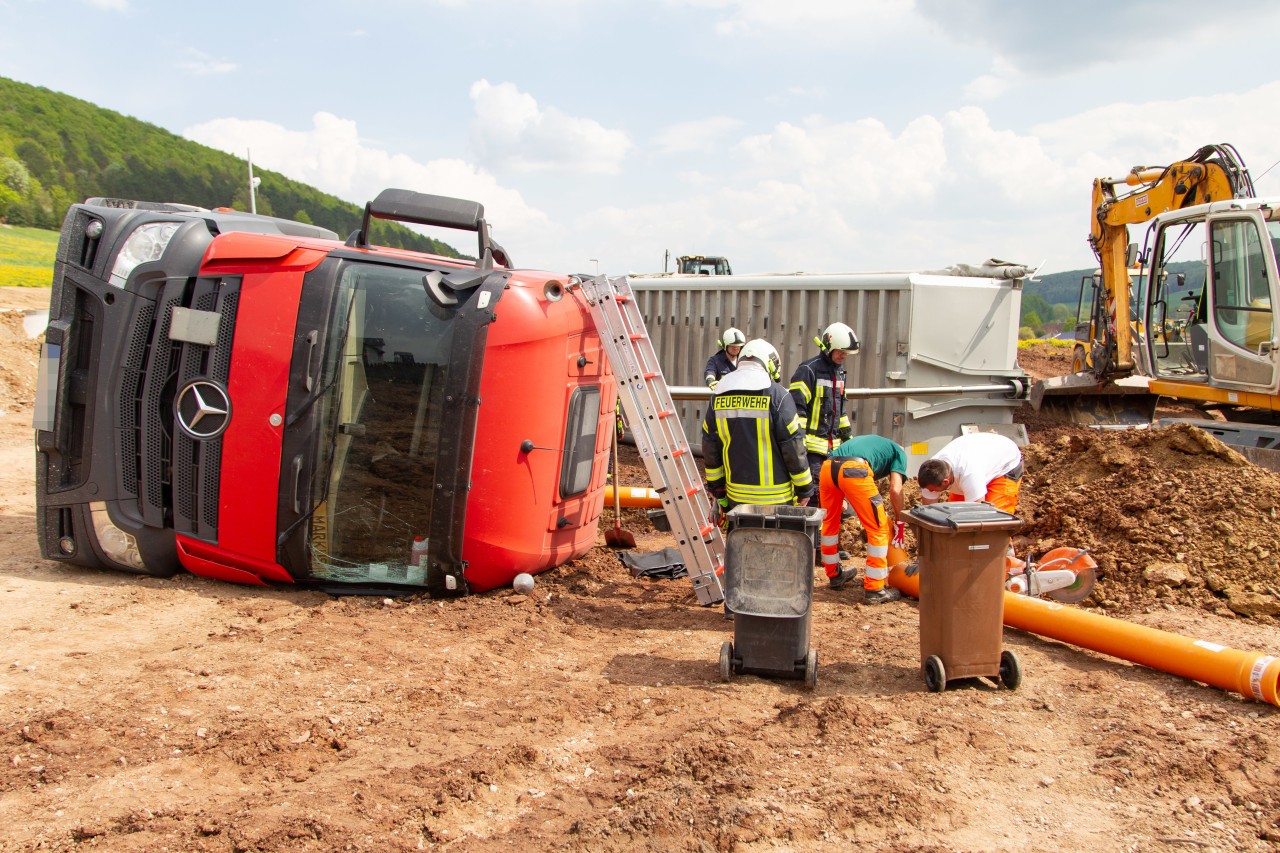 Bei dem Unfall auf einer Baustelle in Jüchsen (Thüringen) hat sich ein Lkw-Fahrer schwer verletzt.