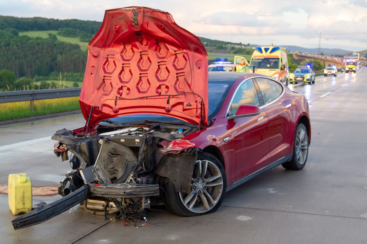 Auf der A71 in Thüringen geriet ein Tesla-Fahrer ins Schleudern. 