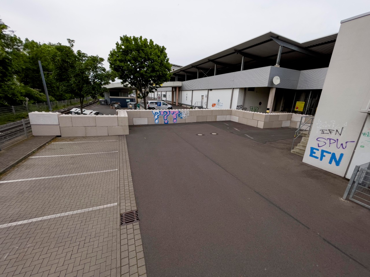 Kein Durchkommen mehr: Eine kuriose Beton-Mauer versperrt in Erfurt gerade den Weg.