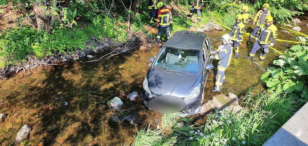 Nordhausen: Nach einem Verkehrsunfall landete ein Auto im Fluss.