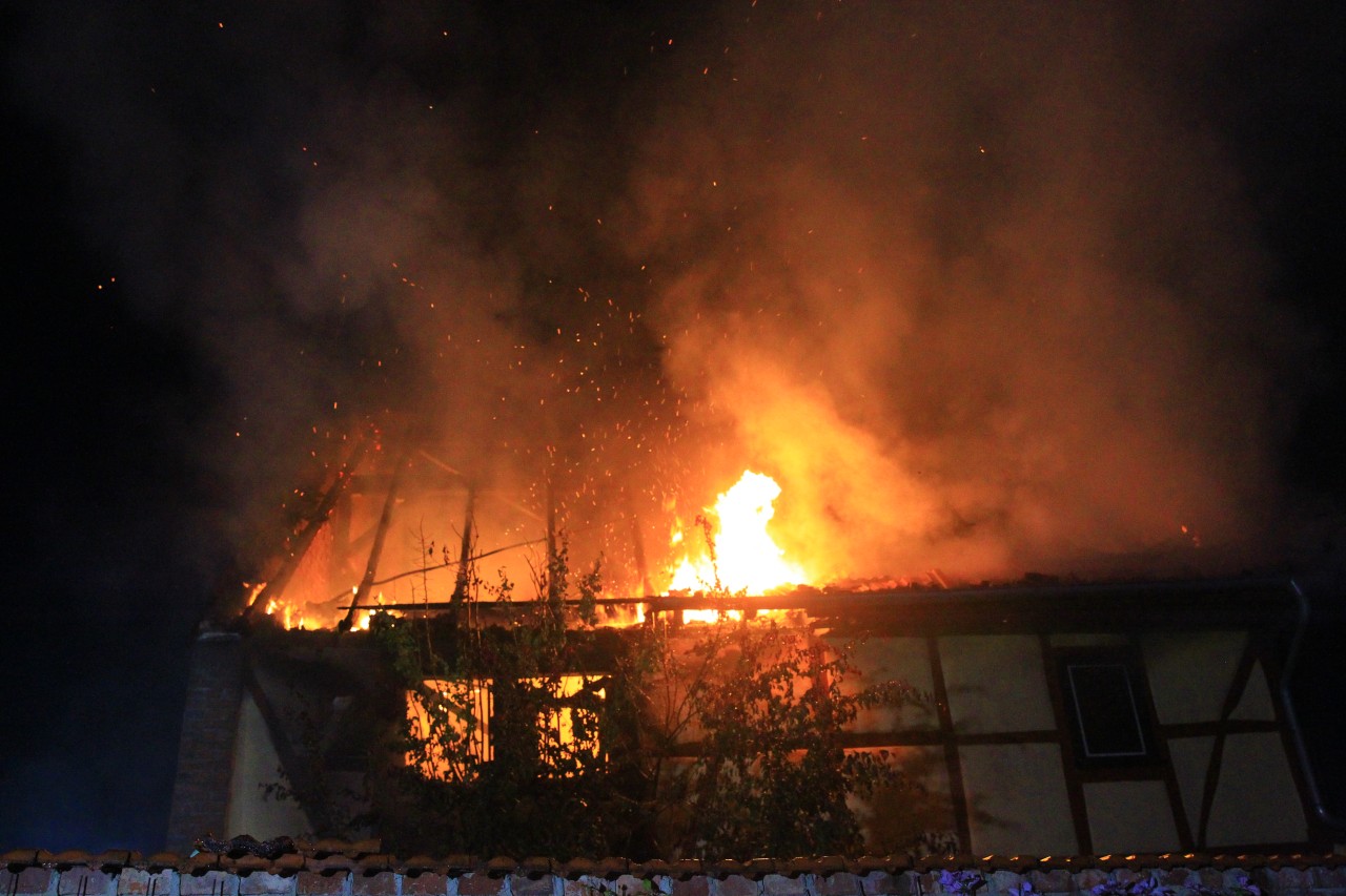 Am Montag (13. Juni) gerät ein Haus  in der Straße „Im Kiettel” in Oberspier im Landkreis Sondershausen in brand. 