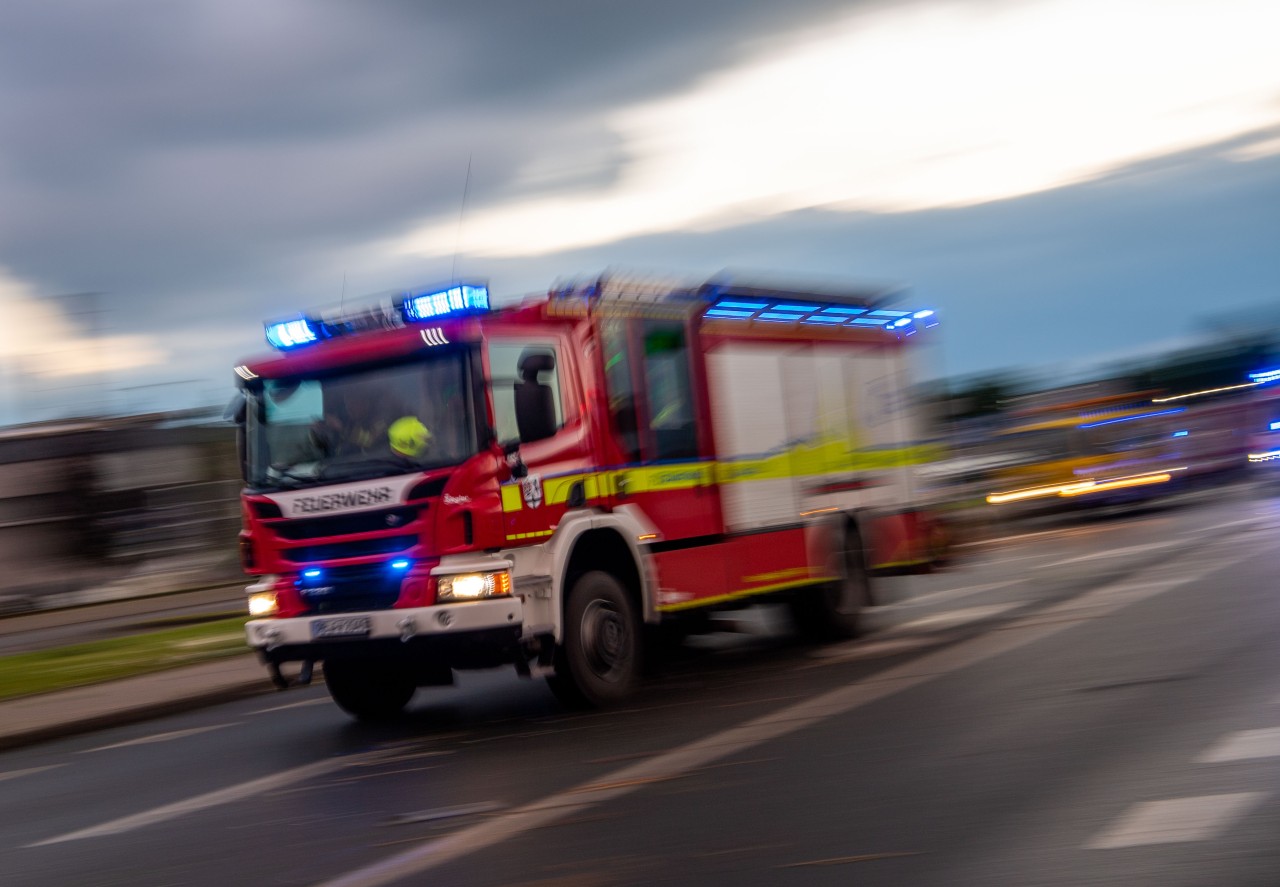 Schwerer Frontal-Crash in Nordhausen! Mercedes ging in Flammen auf. (Symbolbild)