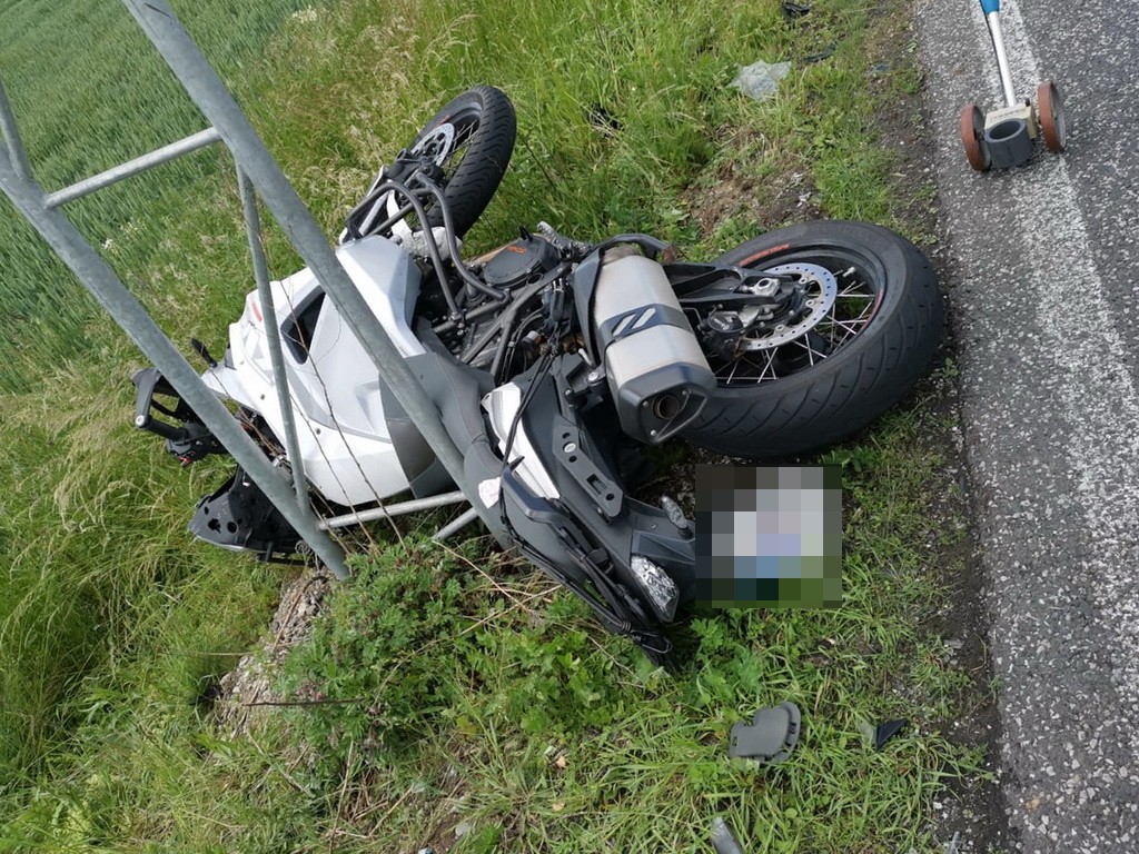 Durch den heftigen Crash schleuderten Fahrer und Motorrad über die Straße in Thüringen. 