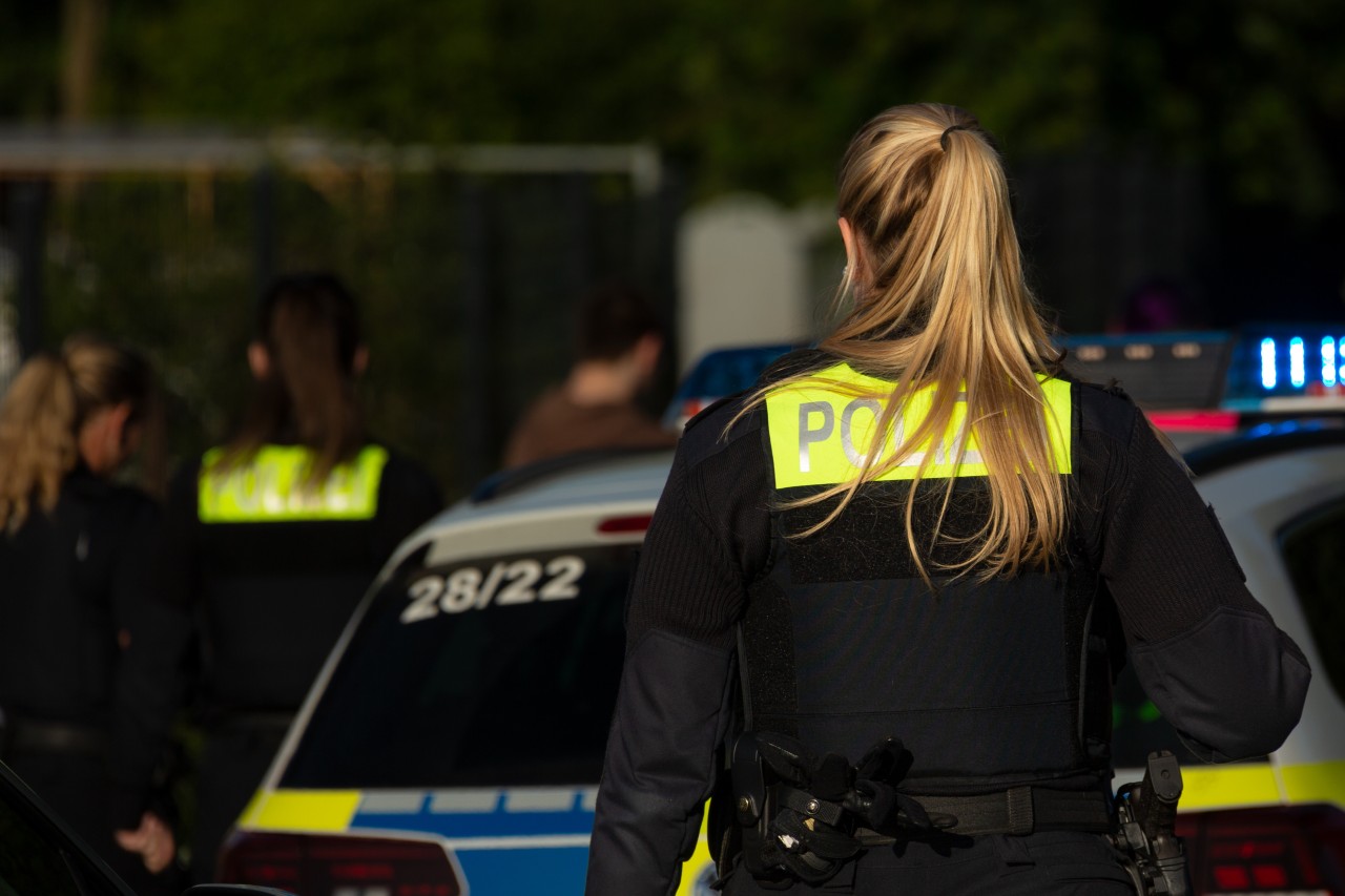 Hinter der Polizei Ilmenau liegt ein wilder Abend – Schuld daran war ein Unruhestifter, der mehrere Passanten angriff. (Symbolbild)