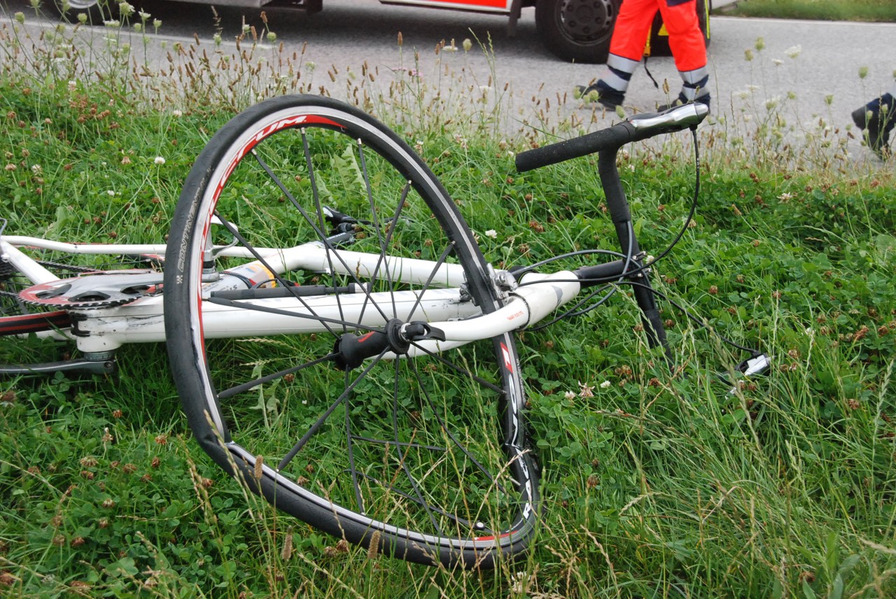 Ein Rennradfahrer ist nach einem Sturz im Eichsfeld gestorben. (Symbolbild)
