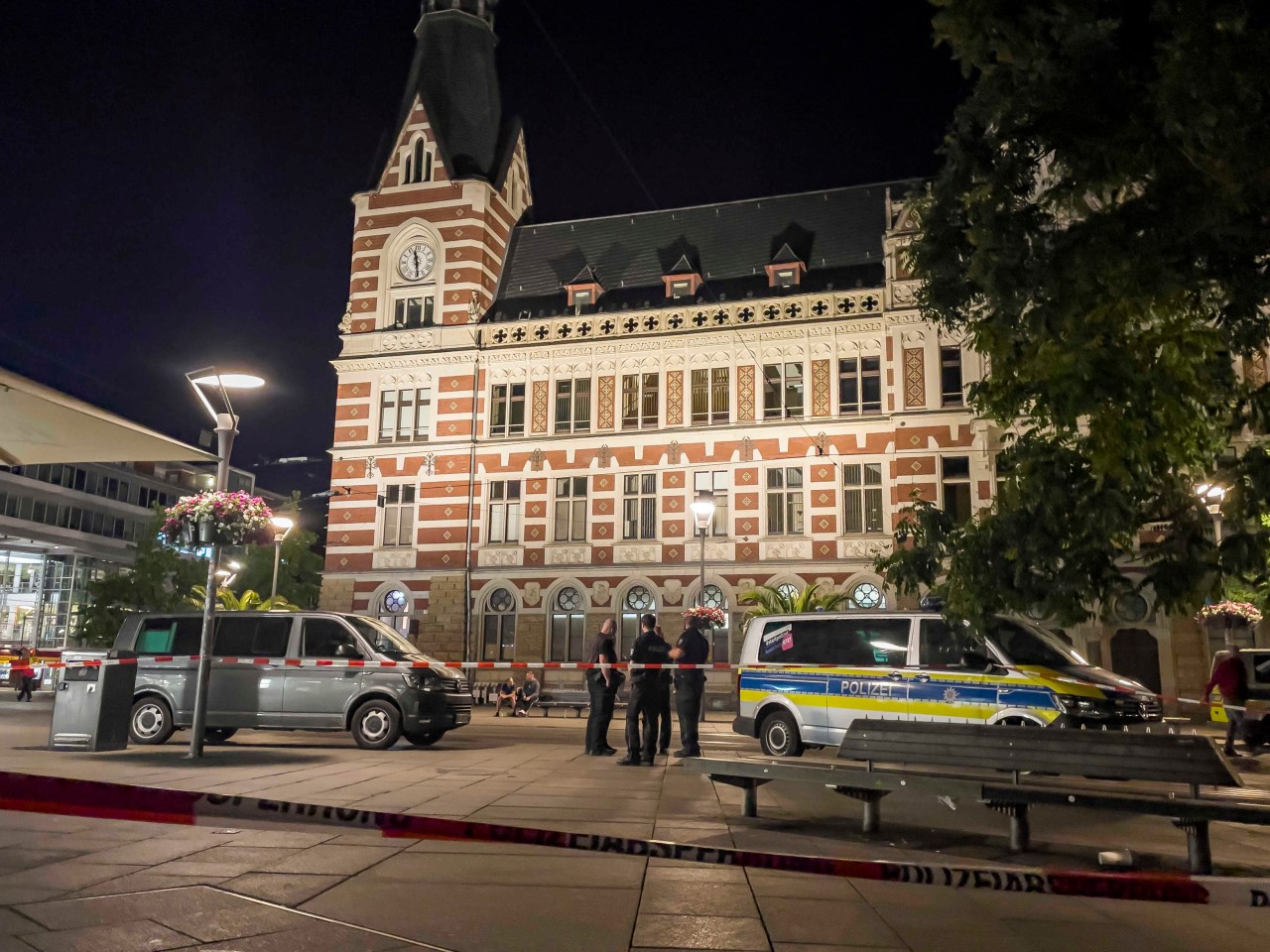 Die Polizei sperrte den Tatort am Anger in Erfurt ab. Der Täter konnte fliehen. 