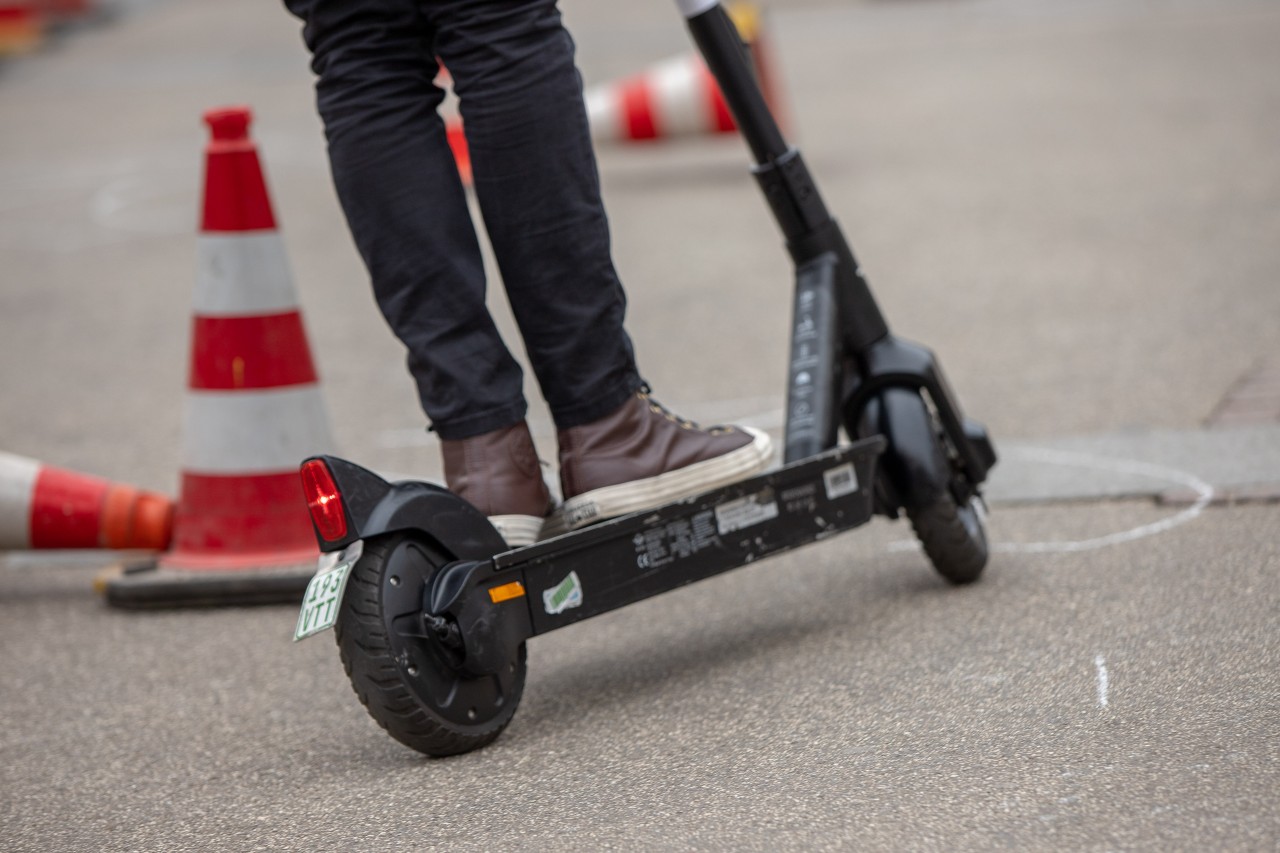 In einem Hindernisparcours können die Gäste in Erfurt den richtigen Umgang mit E-Scootern lernen. (Symbolbild) 