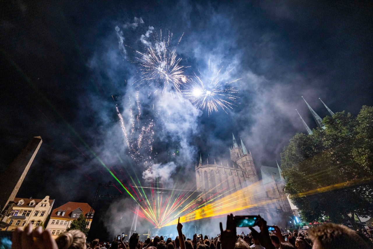 Das Feuerwerk ist einigen Besuchern auf dem Krämerbrückenfest in Erfurt zu kurz gekommen.