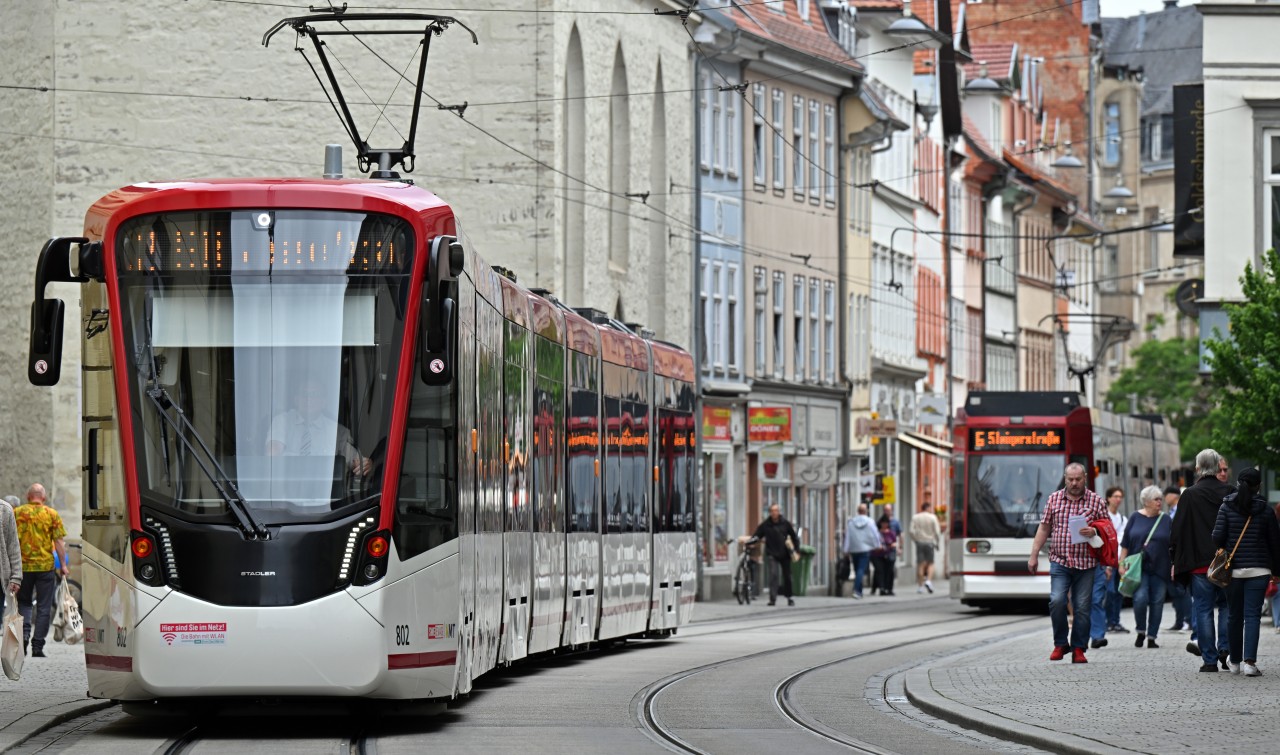 Ein Streit um die Maskenpflicht ist einer Straßenbahn in Erfurt komplett eskaliert. (Symbolbild)