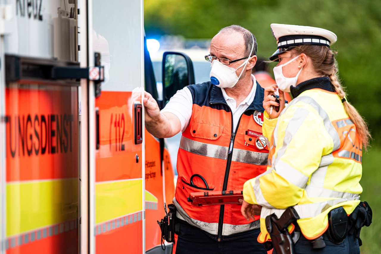 Die Rettungskräfte versuchten dem Mann in Neustadt noch zu helfen, konnten aber nur den Tod feststellen. (Symbolbild)