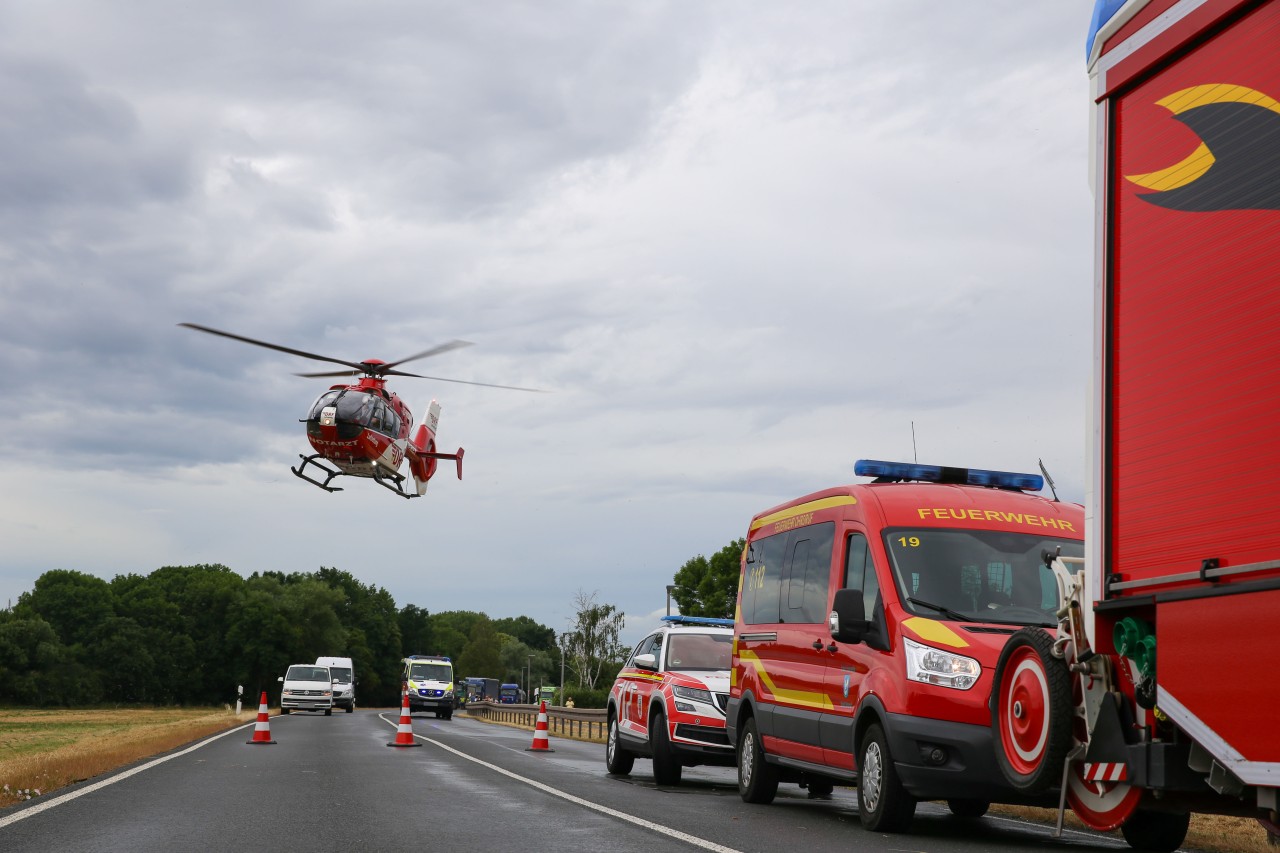 Eine verletzte Person wurde nach dem Unfall im Kreis Gotha mit dem Rettungshubschrauber ins Krankenhaus geflogen.