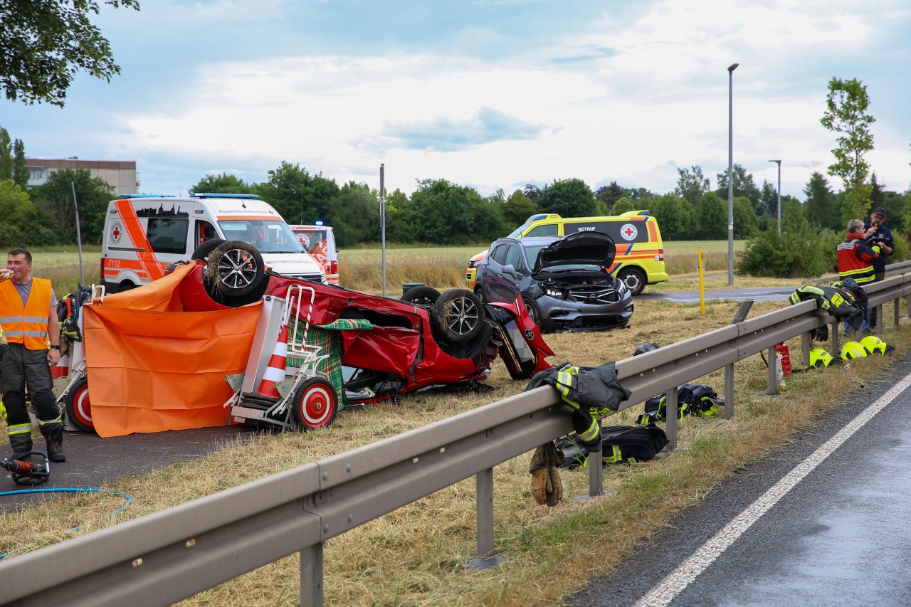 Bei dem tödlichen Unfall im Kreis Gotha blieb ein Auto auf dem Dach liegen.