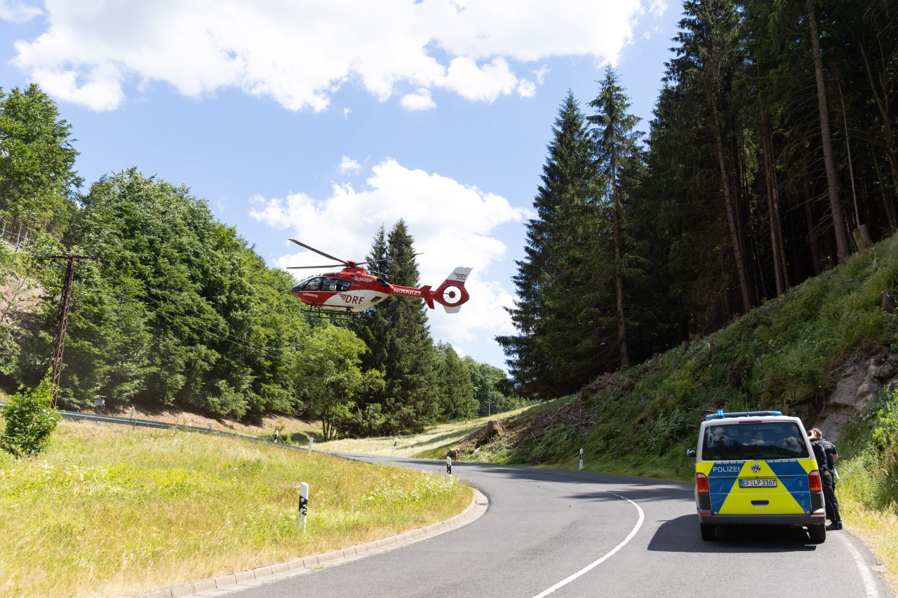 Nach dem Unfall im Kreis Hildburghausen wurde der Motorradfahrer mit einem Rettungshubschrauber ins Krankenhaus geflogen.