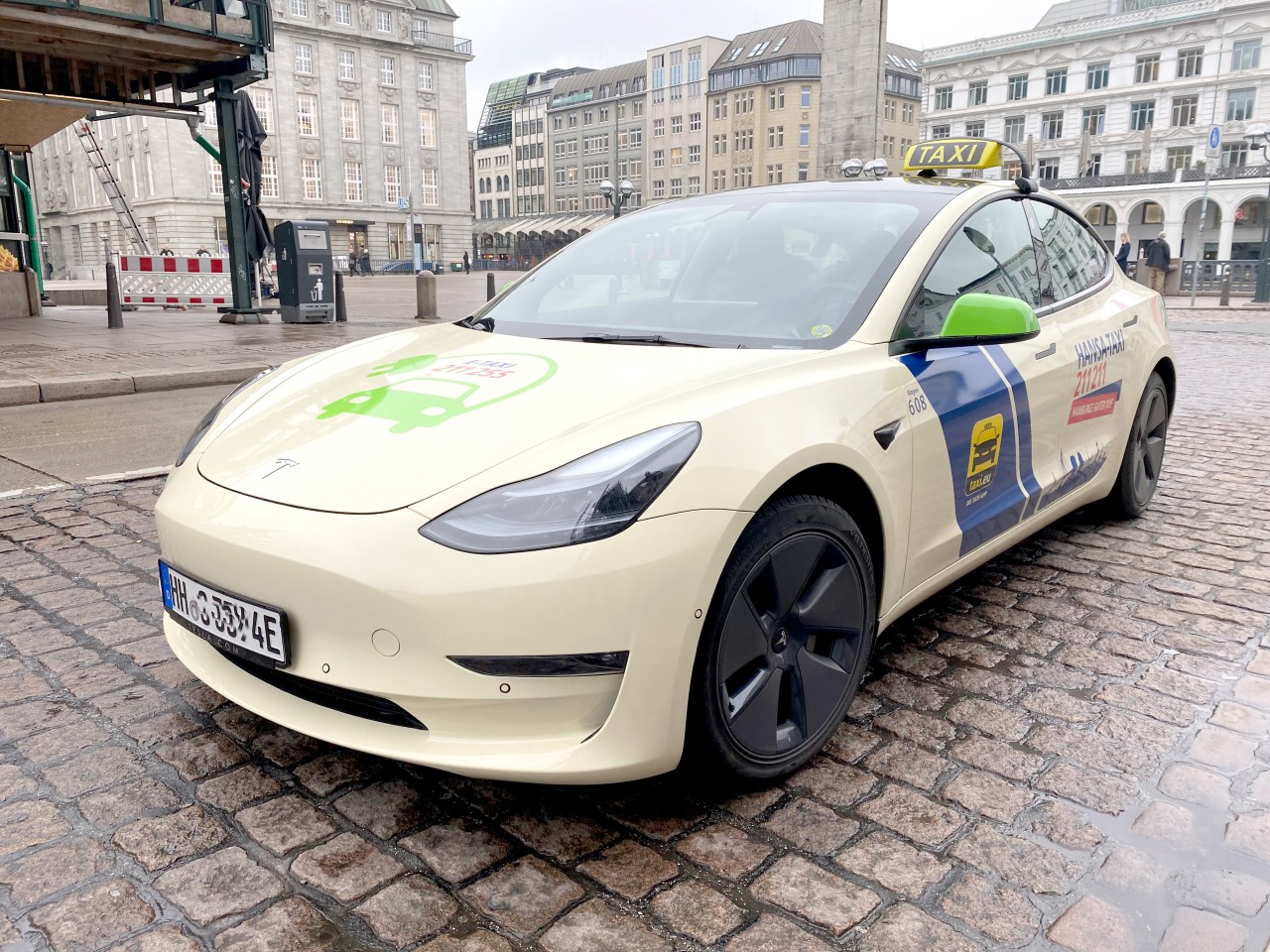 Ein solches Tesla-Taxi – wie hier in Hamburg – fuhrt seit etwa einem Monat auch durch Erfurt.