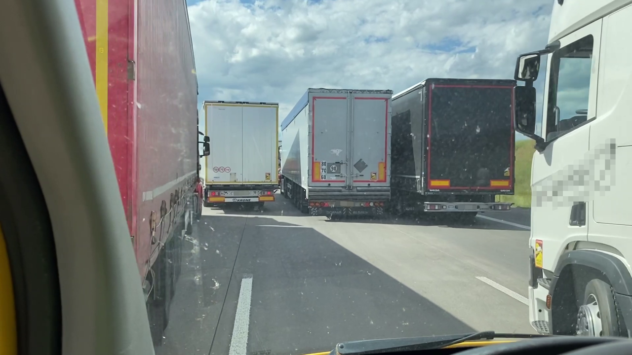 Drei Lkw standen nach dem Unfall auf der A4 bei Eisenach auf allen drei Spuren. Von Rettungsgasse keine Spur.