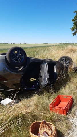 Der Opel hat sich bei dem Unfall im Kyffhäuserkreis (Thüringen) überschlagen.