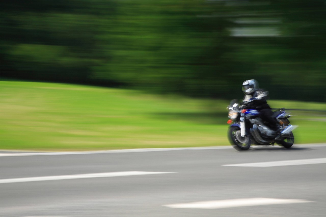 Ein Motorradfahrer ist der Polizei in Arnstadt davongerast. (Symbolbild)
