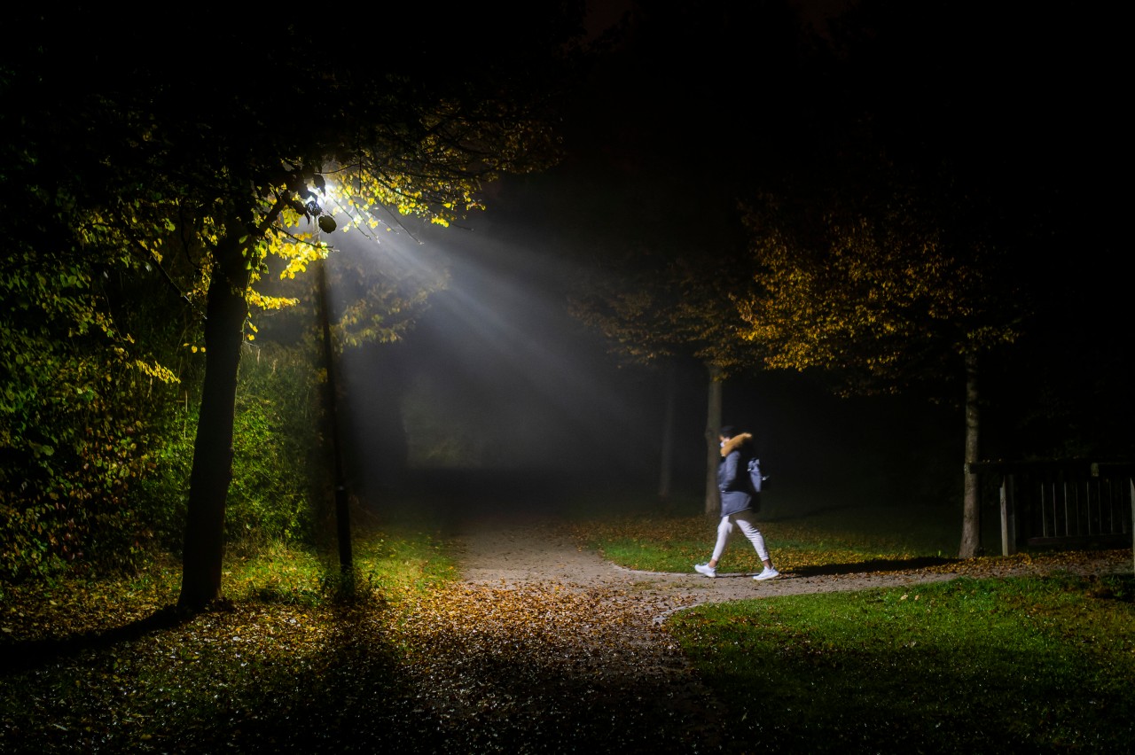 Die 22-Jährige wurde auf ihrem Nachhauseweg in Jena von einem silbernen Lastwagen verfolgt. (Symbolbild)