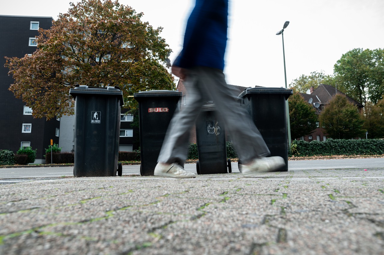 Immer mehr Anwohner lassen ihre Mülltonnen dauerhaft auf der Straße stehen – damit soll jetzt Schluss sein. (Symbolbild)