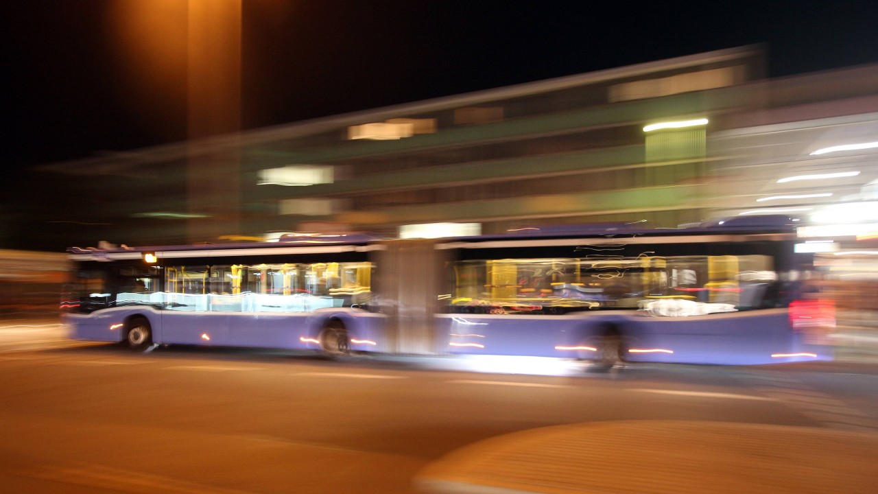 Hildburghausen: Was ein Mann in einem Bus macht ist unfassbar - sogar die Polizei musste anrücken! (Symbolbild) 