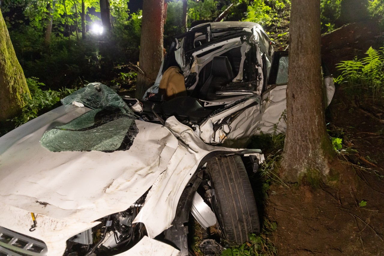 Das Auto ist metertief einen Abhang hinuntergefahren. 