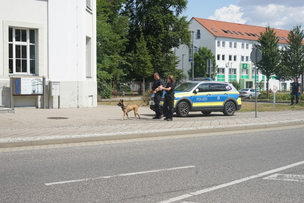 Polizisten mit einem Diensthund am Amtsgericht Sömmerda.
