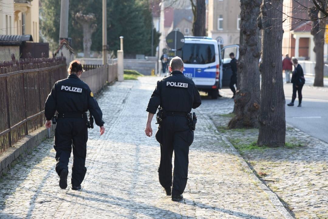 Ein Mann hat in Sonneberg zu einer „Geburtstagsfeier“ eingeladen. Doch dahinter verbarg sich etwas ganz anderes, das schlussendlich die Polizei auf den Plan rief. (Symbolbild)