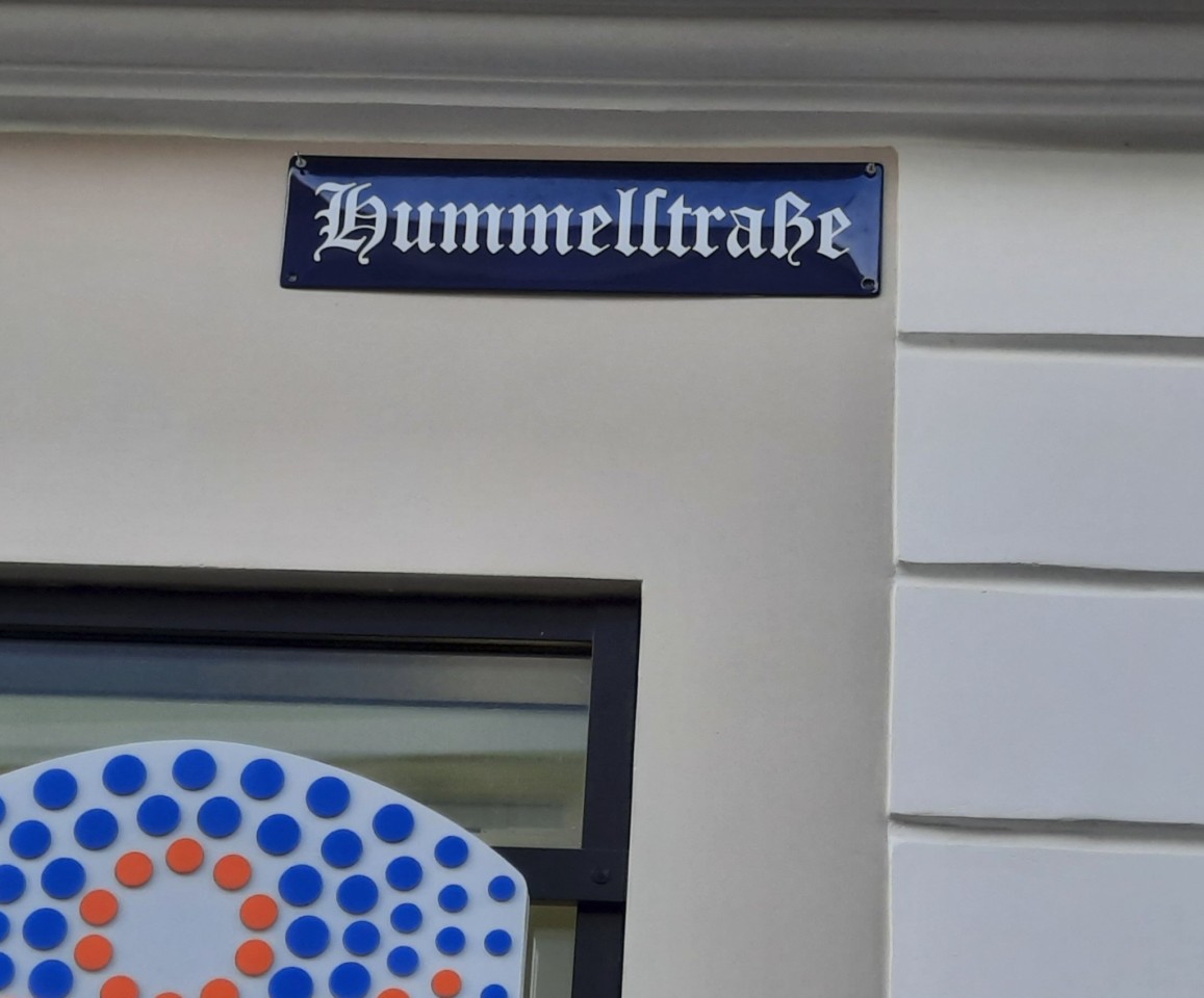 Gerade das Wort „Hummelstraße“ lässt sich in der Frakturschrift nur ganz schwer lesen. 