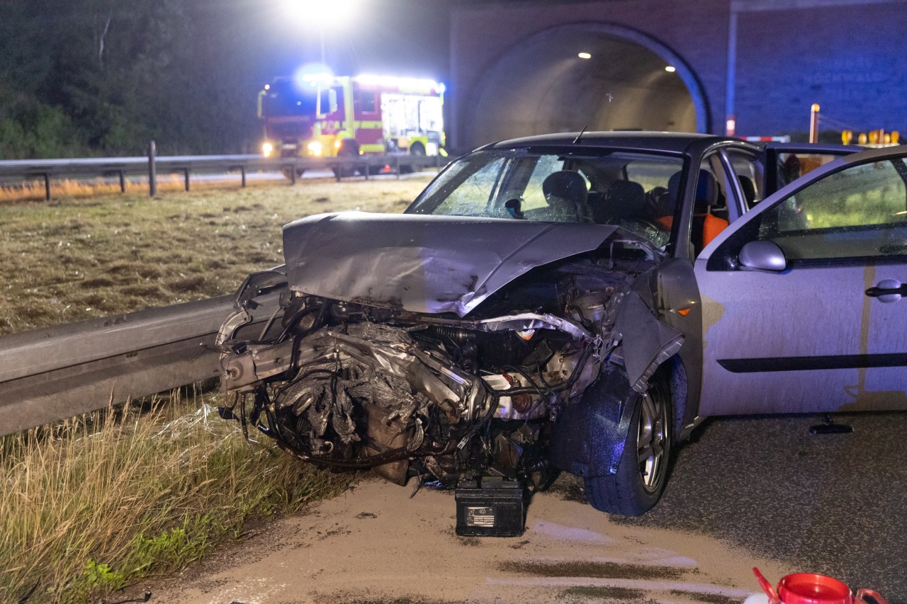Bei einem schweren Unfall auf der A71 bei Oberhof wurden vier Menschen zum Teil schwer verletzt.