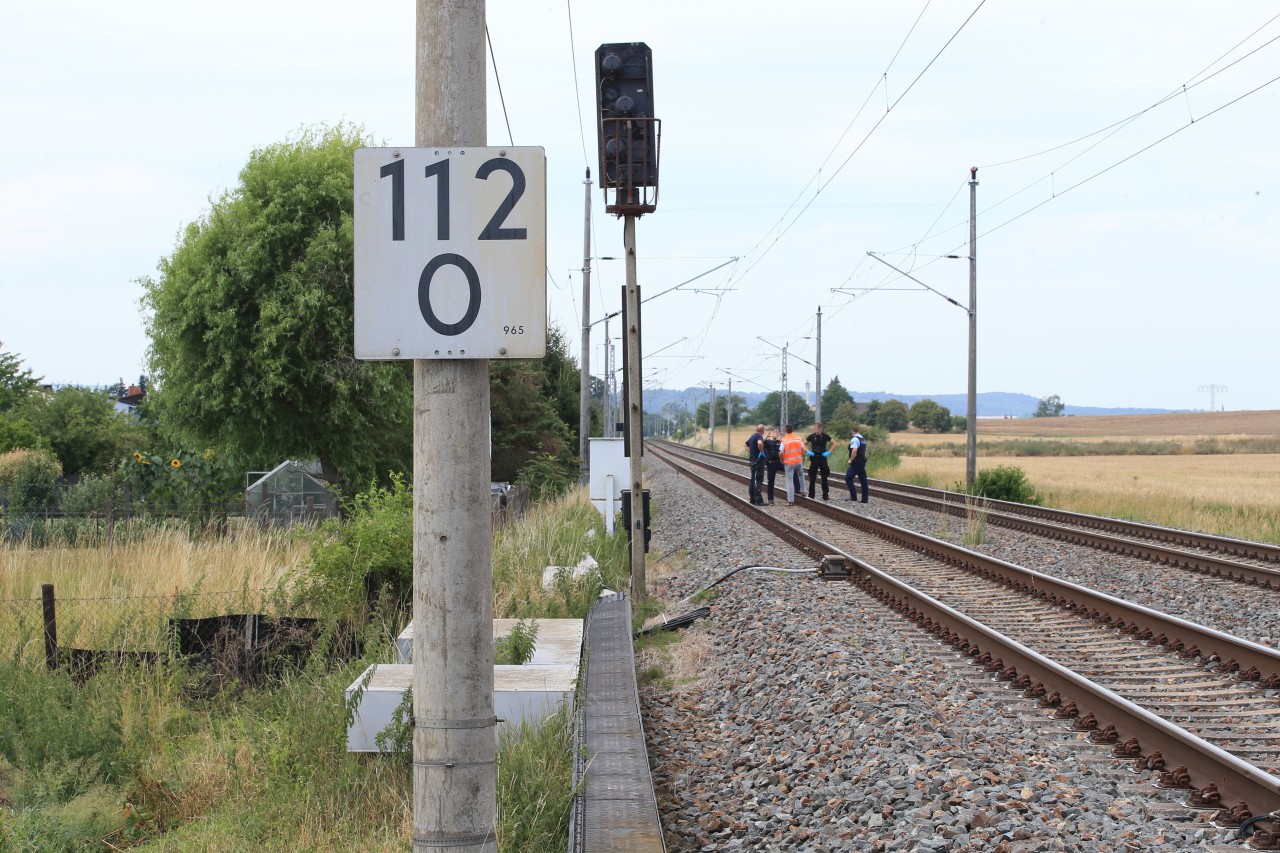Im Kreis Nordhausen entdeckte ein Lokführer eine Leiche zwischen den Gleisen.