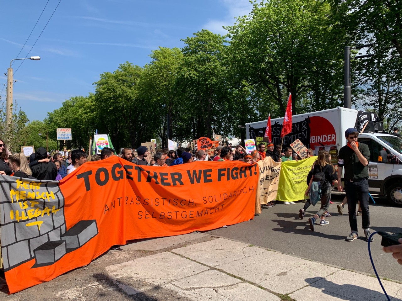 Demonstranten ziehen am 1. Mai durch Erfurt. 