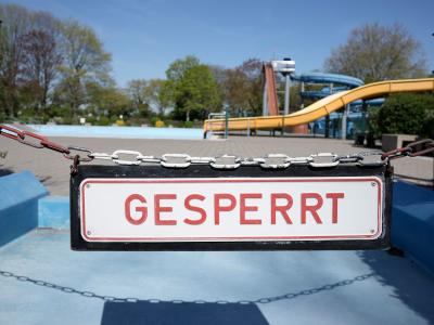 Gesperrt-Schild vor Freibad