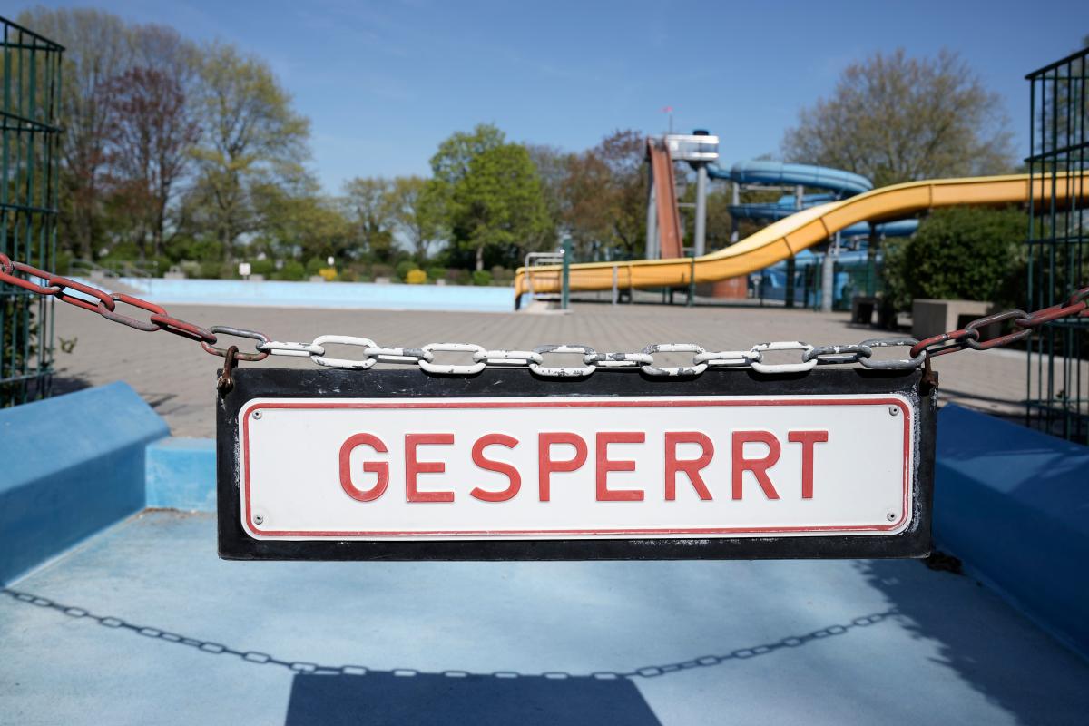 Gesperrt-Schild vor Freibad