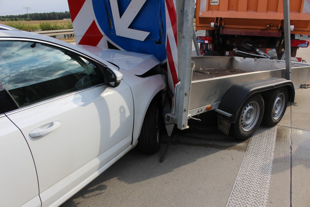 Auf der A4 in Thüringen raste ein Mann in einen Schilderwagen.