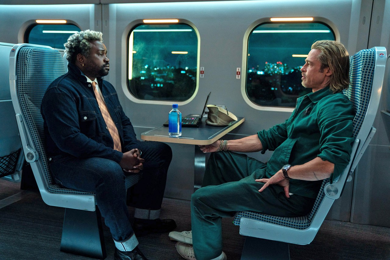 Brad Pitt und Co-Star Brian Tyree Henry (l.) reisen mit Höchstgeschwindigkeit im „Bullet Train“ geradewegs ins Chaos.